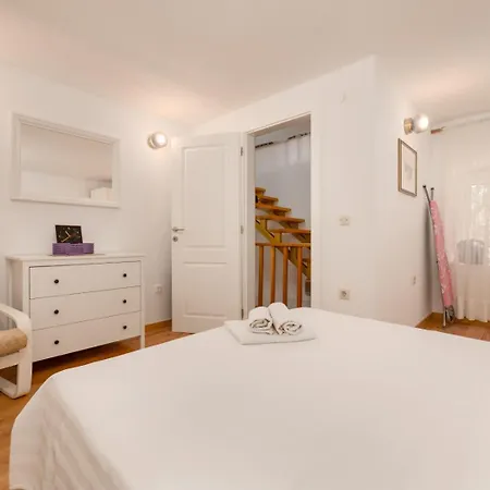 Holiday home Traditional Dalmatian House Tina